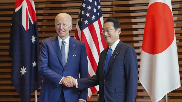 O presidente dos EUA, Joe Biden (à esquerda), é recebido pelo primeiro-ministro do Japão, Fumio Kishida (à direita), durante encontro do Quad. Tóquio, 24 de maio de 2022 - Sputnik Brasil