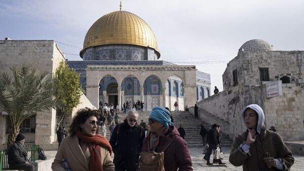 Os visitantes visitam o complexo da Mesquita de Al-Aqsa, conhecido pelos muçulmanos como o Santuário Nobre e pelos judeus como o Monte do Templo, na Cidade Velha de Jerusalém, 3 de janeiro de 2023 - Sputnik Brasil