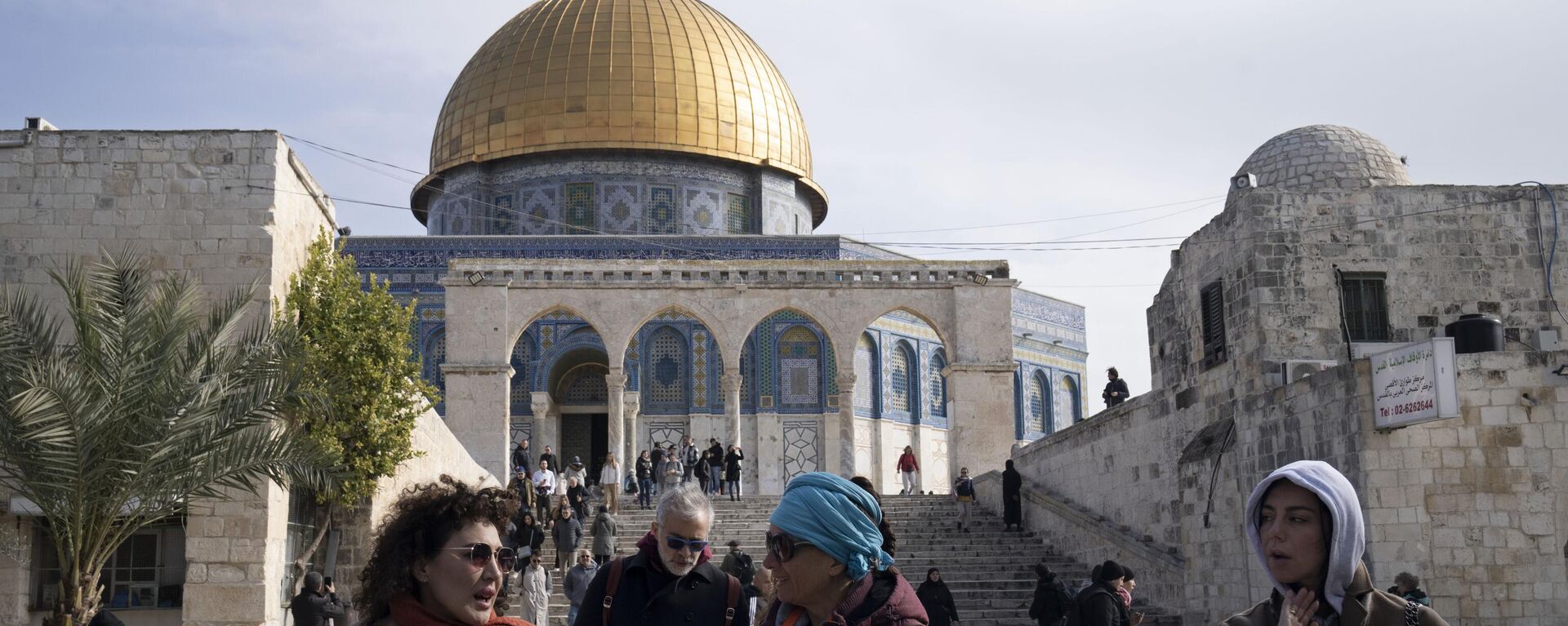 Os visitantes visitam o complexo da Mesquita de Al-Aqsa, conhecido pelos muçulmanos como o Santuário Nobre e pelos judeus como o Monte do Templo, na Cidade Velha de Jerusalém, 3 de janeiro de 2023 - Sputnik Brasil, 1920, 05.01.2023