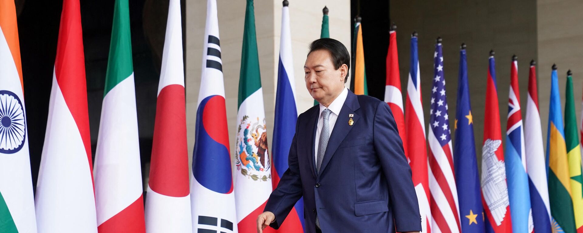 O presidente sul-coreano Yoon Suk-yeol chega para a cúpula dos líderes do G20 em Nusa Dua, na ilha indonésia de Bali, 15 de novembro de 2022 - Sputnik Brasil, 1920, 04.01.2023