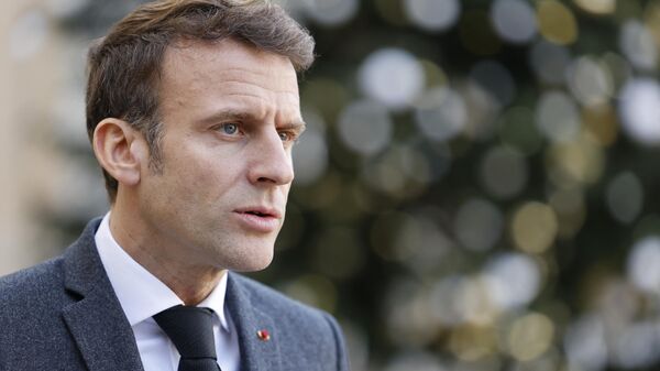 Emmanuel Macron, presidente francês, espera a chegada de Ulf Kristersson, primeiro-ministro da Suécia (fora da foto) no Palácio de Élysée presidencial em Paris. França, 3 de janeiro de 2023 (foto de arquivo) - Sputnik Brasil