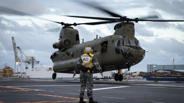Helicóptero Chinook australiano antes de ser despachado no porto de Brisbane, Austrália, 19 de janeiro de 2022 - Sputnik Brasil