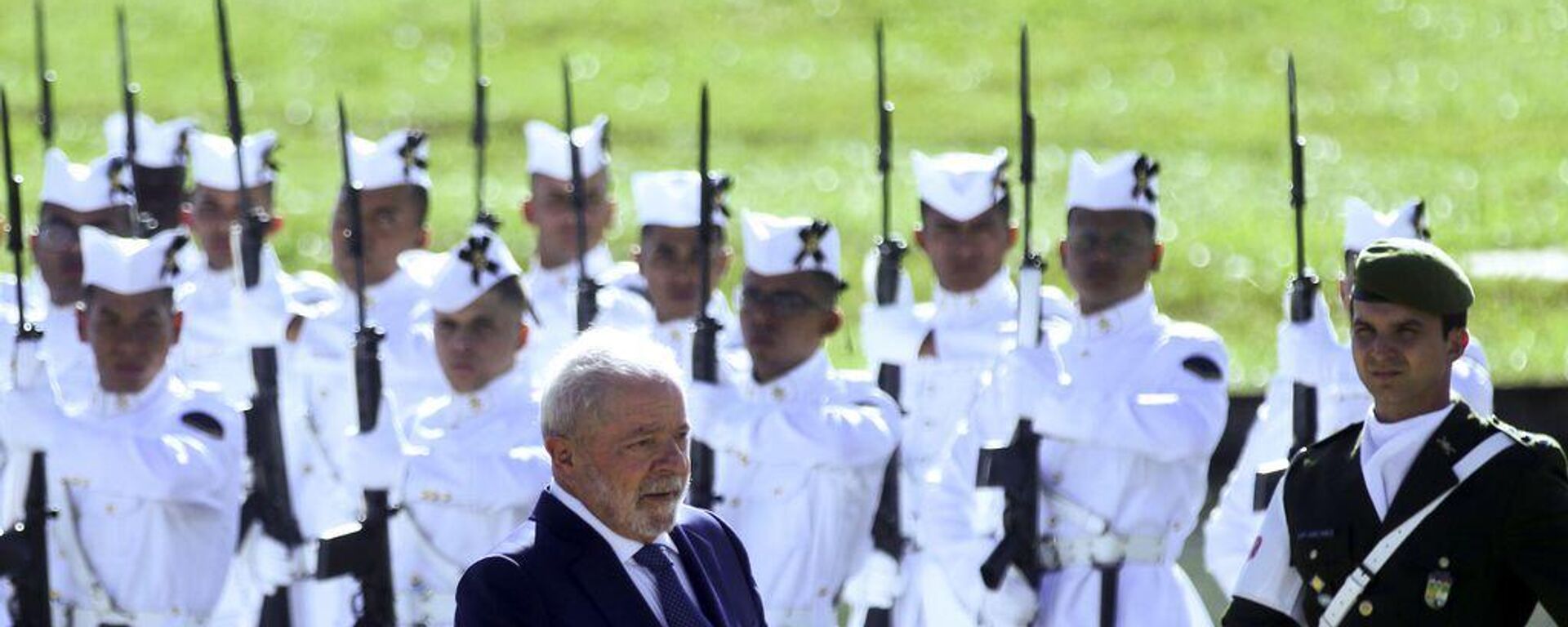 O presidente da República do Brasil, Luiz Inácio Lula da Silva (PT), passa as tropas em revista na porta do Congresso Nacional. Brasília (DF), 1º de janeiro de 2023 - Sputnik Brasil, 1920, 04.01.2023