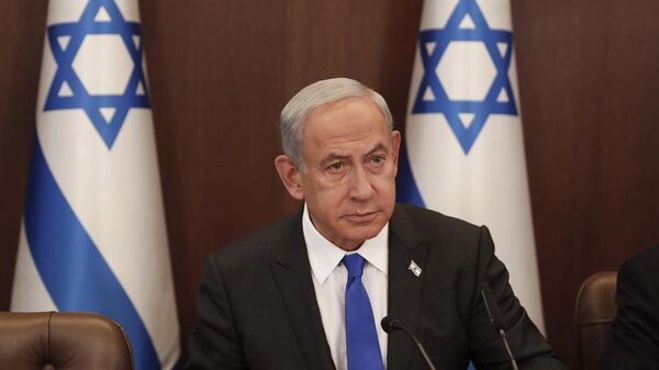 Primeiro-ministro israelense, Benjamin Netanyahu participa da reunião semanal do gabinete, em Jerusalém, em 3 de janeiro de 2023 - Sputnik Brasil
