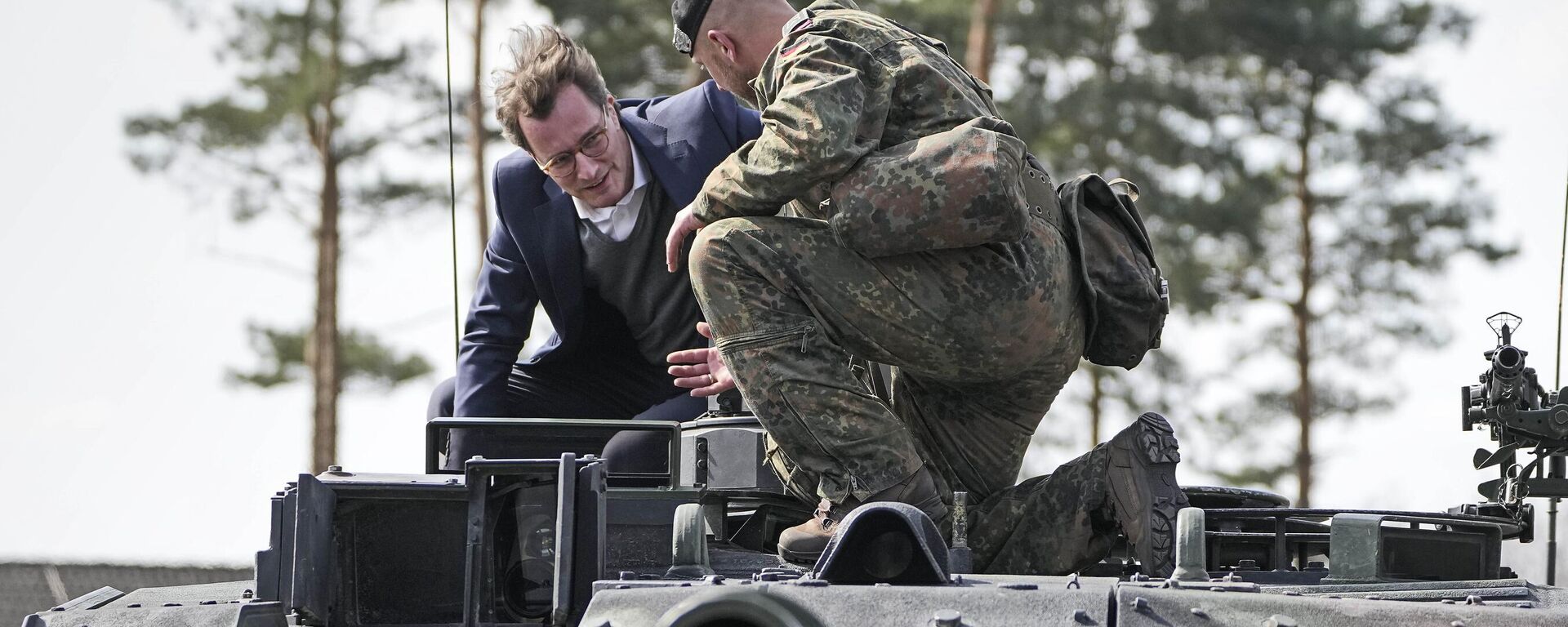O governador Hendrick Wuest senta-se em um tanque Leopard durante uma visita à base militar Field Marshal Rommel Barracks em Augustdorf, Alemanha, 30 de março de 2022 - Sputnik Brasil, 1920, 05.01.2023