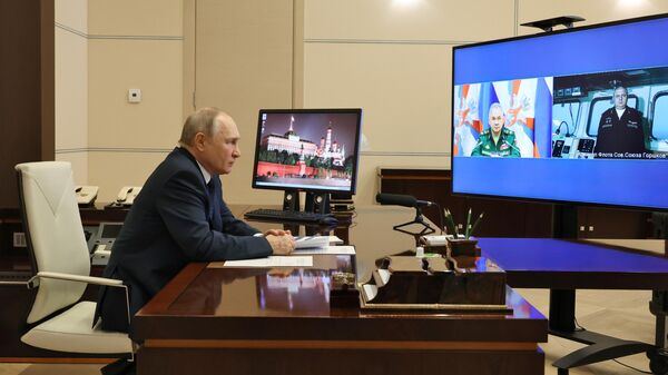 Vladimir Putin, presidente russo, fala em videoconferência com Sergei Shoigu, ministro da Defesa (à esquerda na tela), e Igor Krokhmal, comandante da fragata Admiral Gorshkov, 4 de janeiro de 2023 - Sputnik Brasil