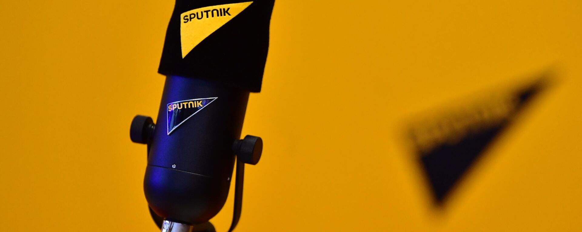 Logotipo da Sputnik em microfone e no fundo de estúdio, foto publicada em 4 de junho de 2021 - Sputnik Brasil, 1920, 05.01.2023