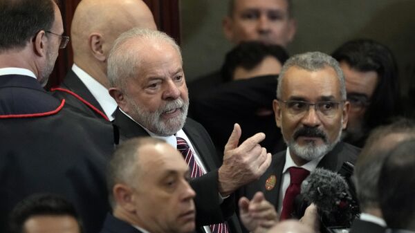 O presidente eleito do Brasil, Luiz Inácio Lula da Silva, fala com as pessoas no final de sua cerimônia de certificação eleitoral no Tribunal Superior Eleitoral em Brasília, Brasil,12 de dezembro de 2022 - Sputnik Brasil