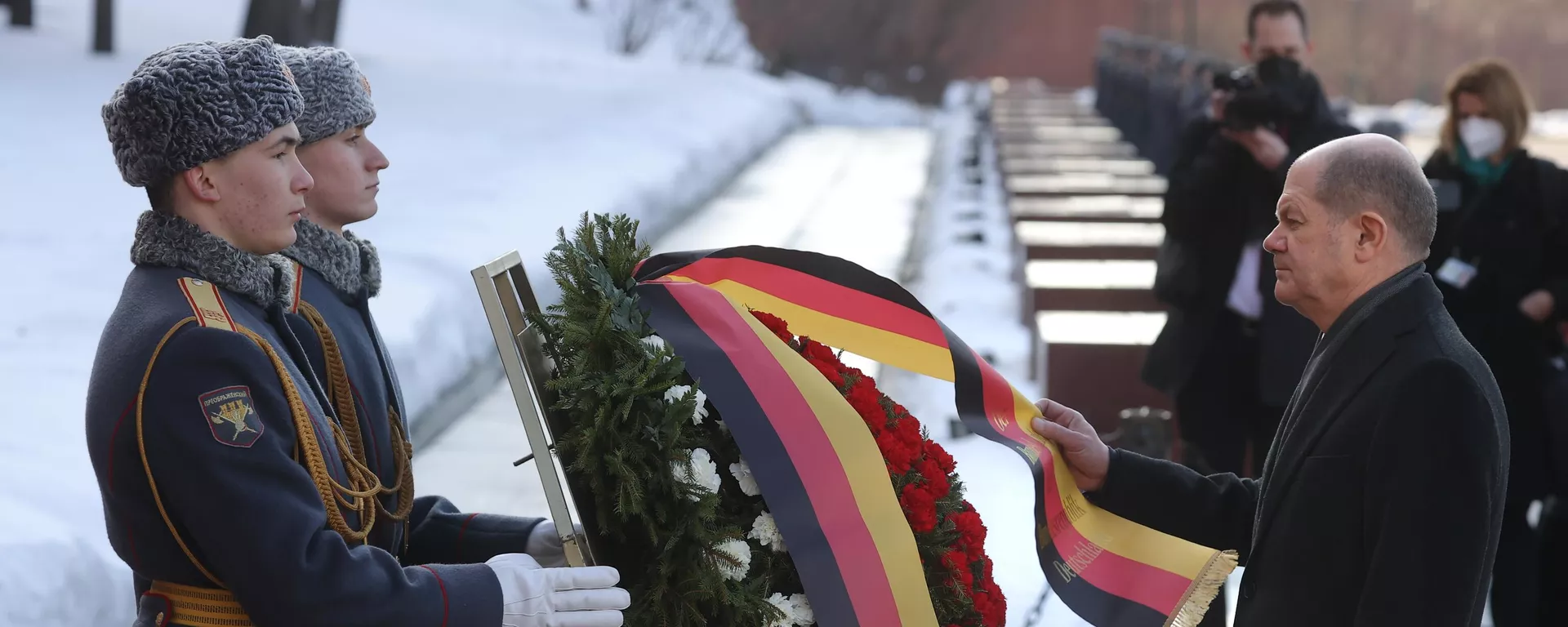 O chanceler alemão, Olaf Scholz, participa de cerimônia de colocação de coroas de flores no túmulo do soldado desconhecido perto do muro do Kremlin, em Moscou, na Rússia (foto de arquivo) - Sputnik Brasil, 1920, 06.01.2023