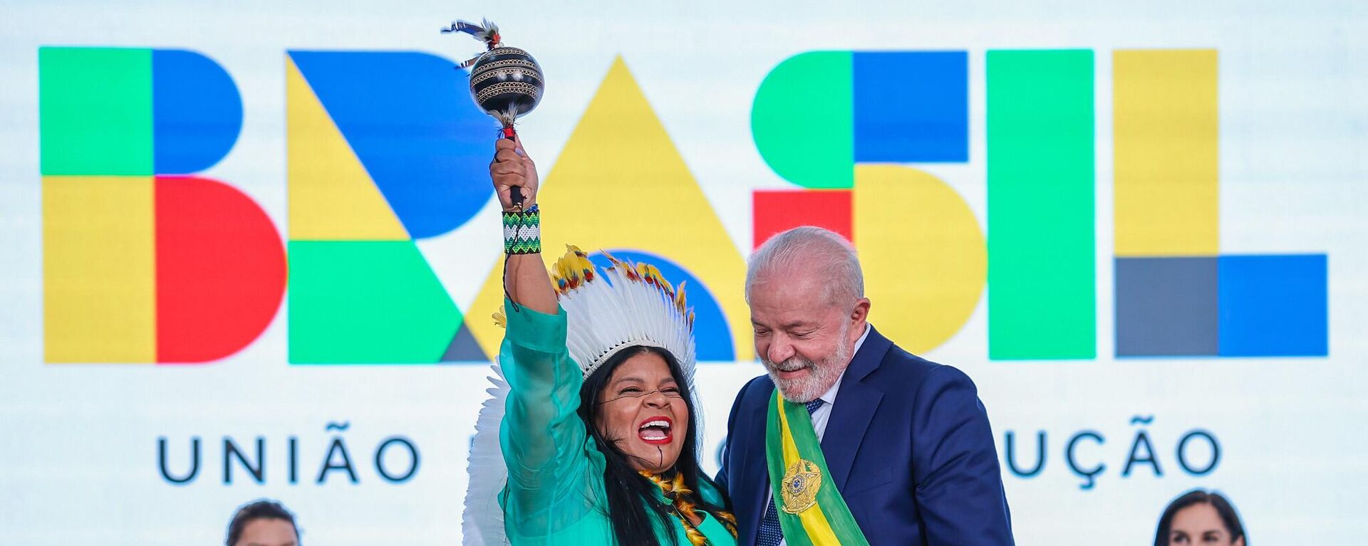 Sonia Guajajara toma posse como ministra dos Povos Indígenas ao lado de Luiz Inácio Lula da Silva (PT). Brasília (DF), 2 de janeiro de 2023 - Sputnik Brasil, 1920, 06.01.2023