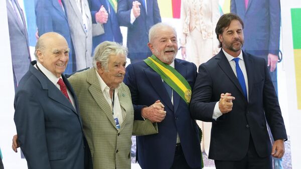 O presidente Luiz Inácio Lula da Silva ao lado do presidente do Uruguai, Lacalle Pou, e dos ex-presidentes uruguaios Julio María Sanguinetti e José Pepe Mujica. Brasília, 1º de janeiro de 2023 - Sputnik Brasil