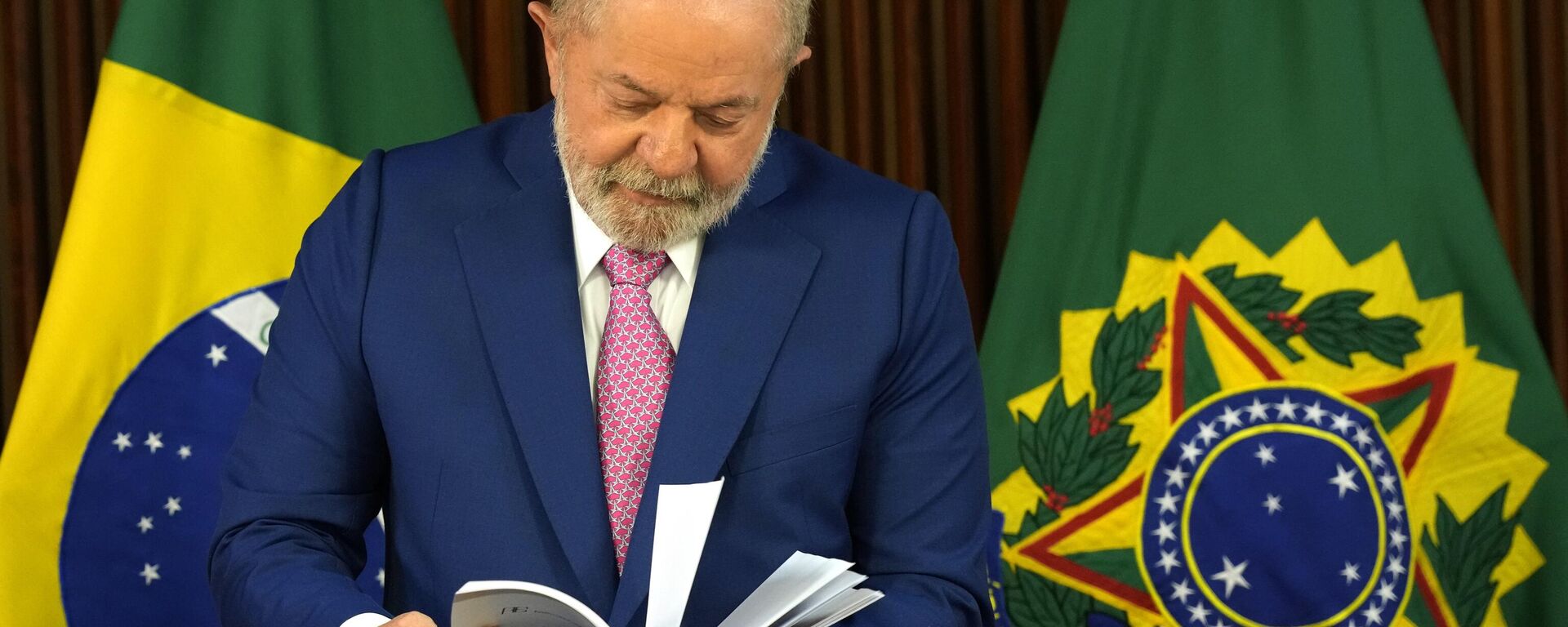 O presidente do Brasil, Luiz Inácio Lula da Silva, segura documentos no início de sua primeira reunião ministerial desde sua posse no Palácio da Alvorada em Brasília, 6 de janeiro de 2023 - Sputnik Brasil, 1920, 07.01.2023