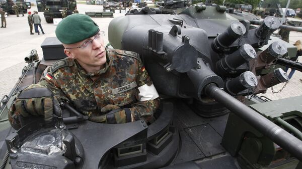 O comandante do tanque Rene Schulz senta-se em um veículo de combate alemão de infantaria Marder (foto de arquivo) - Sputnik Brasil