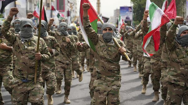 Membros da força paramilitar Basij marcham durante o comício anual pró-palestino, enquanto cobrem seus rostos no estilo de militantes palestinos e libaneses, em Teerã. Irã, 29 de abril de 2022 (foto de arquivo) - Sputnik Brasil