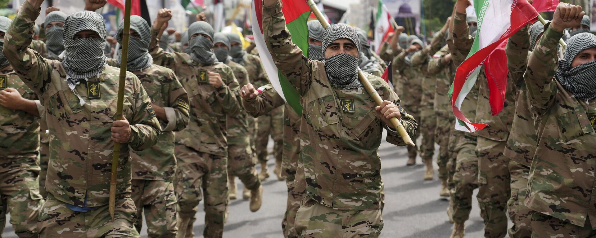 Membros da força paramilitar Basij marcham durante o comício anual pró-palestino, enquanto cobrem seus rostos no estilo de militantes palestinos e libaneses, em Teerã. Irã, 29 de abril de 2022 (foto de arquivo) - Sputnik Brasil, 1920, 27.01.2023