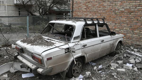Carro danificado por artilharia ucraniana na cidade de Vasilievka, região de Zaporozhie, foto publicada em 5 de janeiro de 2023 - Sputnik Brasil