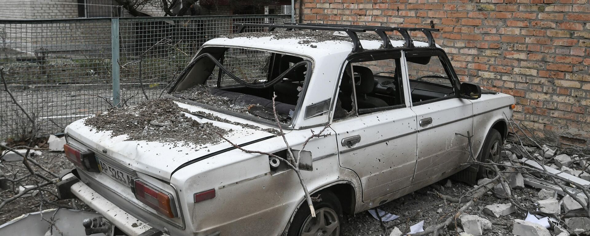 Carro danificado por artilharia ucraniana na cidade de Vasilievka, região de Zaporozhie, foto publicada em 5 de janeiro de 2023 - Sputnik Brasil, 1920, 07.01.2023