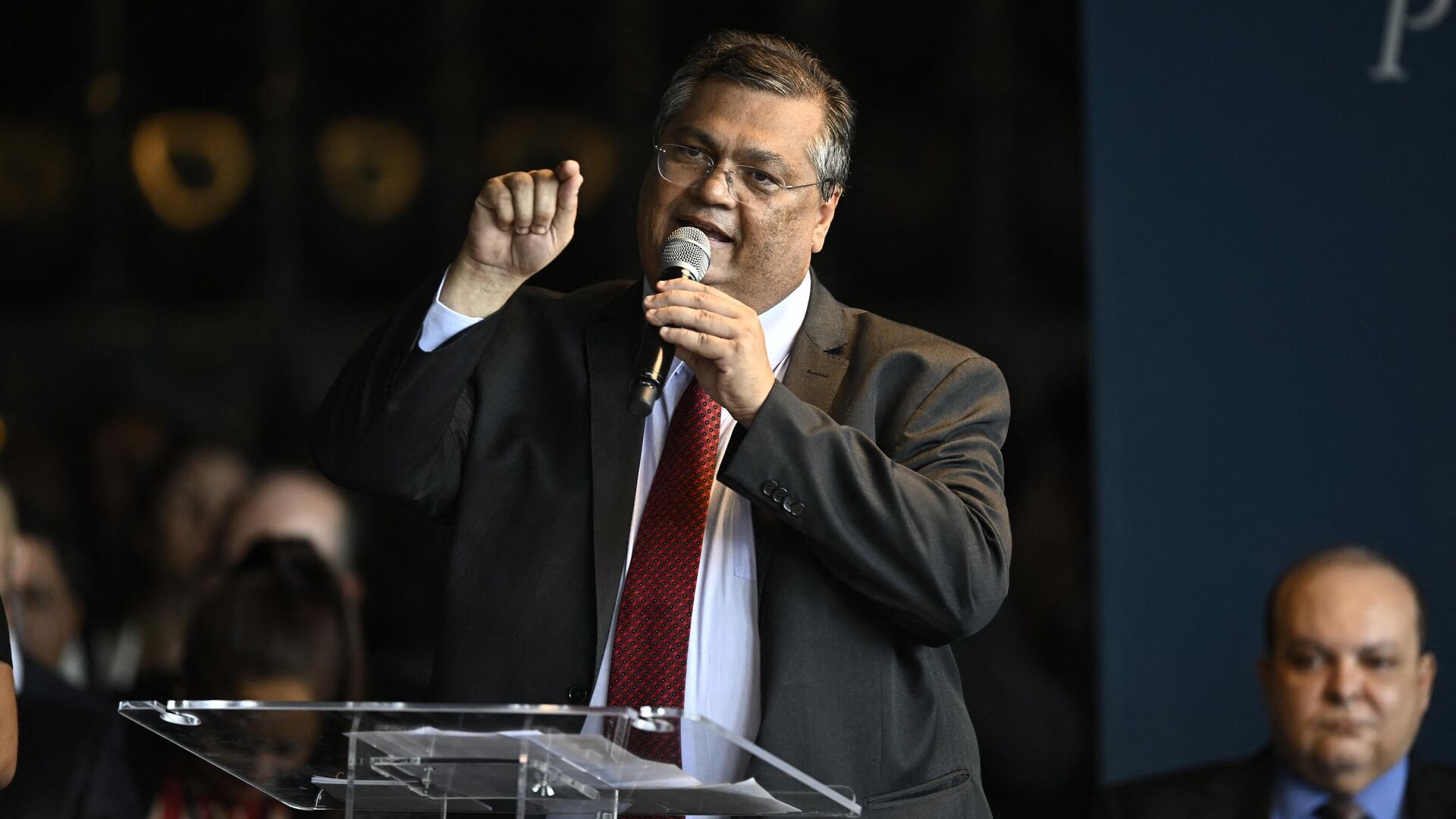 O novo ministro da Justiça, Flavio Dino, discursa durante a cerimônia de posse no Palácio da Justiça, em Brasília, em 2 de janeiro de 2023 - Sputnik Brasil, 1920, 07.11.2023