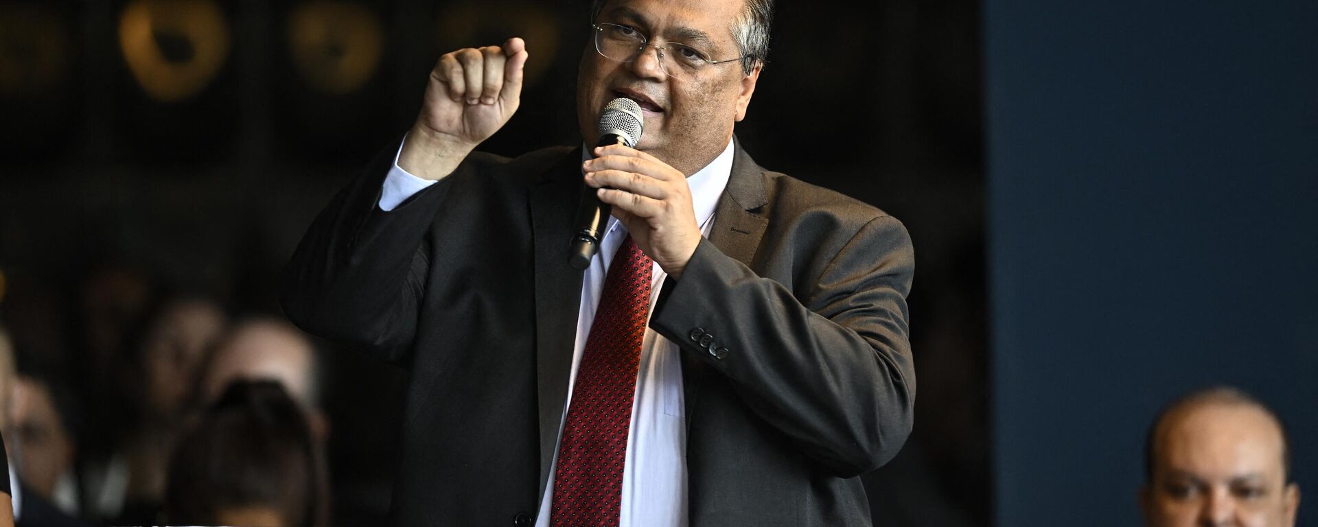 O novo ministro da Justiça, Flavio Dino, discursa durante a cerimônia de posse no Palácio da Justiça, em Brasília, em 2 de janeiro de 2023 - Sputnik Brasil, 1920, 07.11.2023