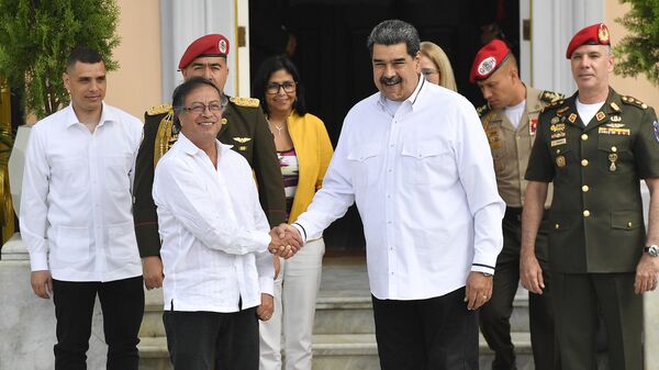 O presidente da Colômbia, Gustavo Petro, à esquerda, aperta a mão do presidente da Venezuela, Nicolás Maduro, enquanto posam para fotógrafos, no Palácio Presidencial de Miraflores, em Caracas, Venezuela, 7 de janeiro de 2023 - Sputnik Brasil