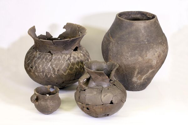 Vasos de cerâmica descobertos no fundo de um poço de madeira de 3.000 anos - Sputnik Brasil