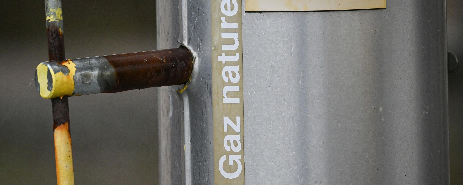 Etiqueta dizendo gás natural em um tubo de gás de uma estação de compressão GRTgaz, em Morelmaison, França, 28 de novembro de 2022 - Sputnik Brasil, 1920, 08.01.2023