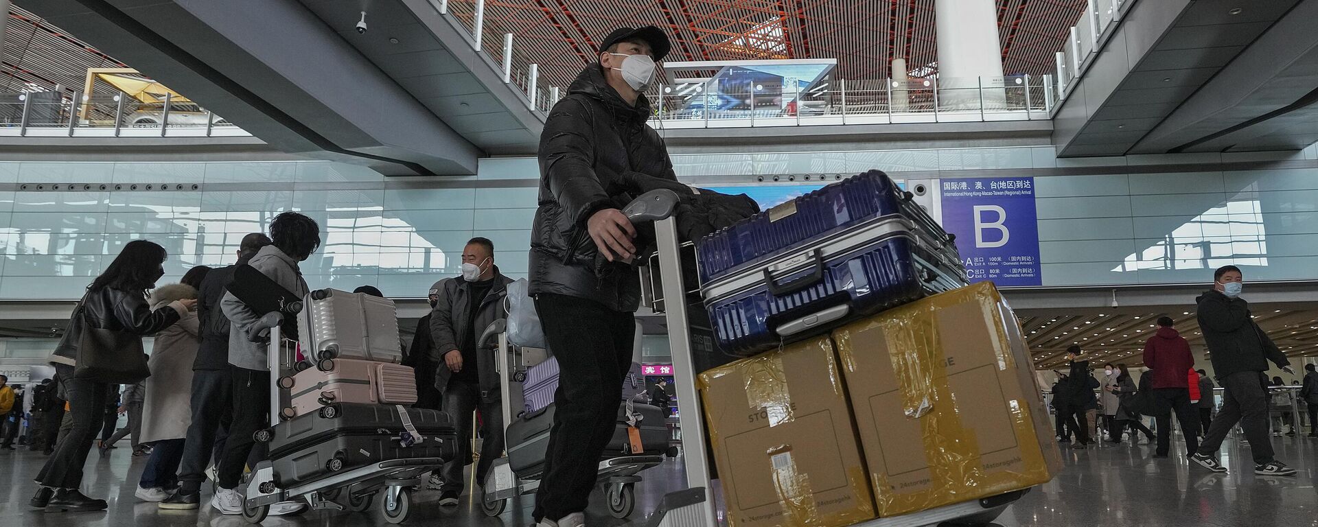 Passageiros de Hong Kong chegam ao Aeroporto Internacional da Capital Pequim, em Pequim, China, 8 de janeiro de 2023 - Sputnik Brasil, 1920, 08.01.2023