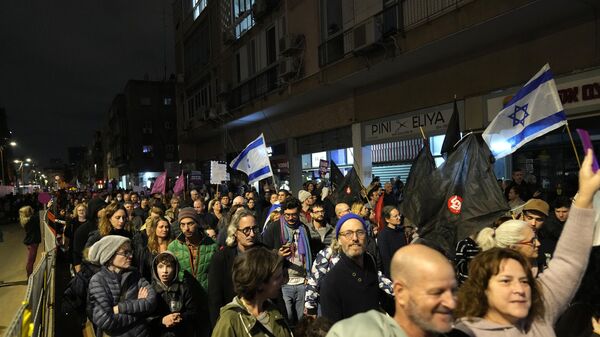 Manifestantes marcham em Tel Aviv, Israel, contra o governo de extrema direita do primeiro-ministro Benjamin Netanyahu, 7 de janeiro de 2023 - Sputnik Brasil