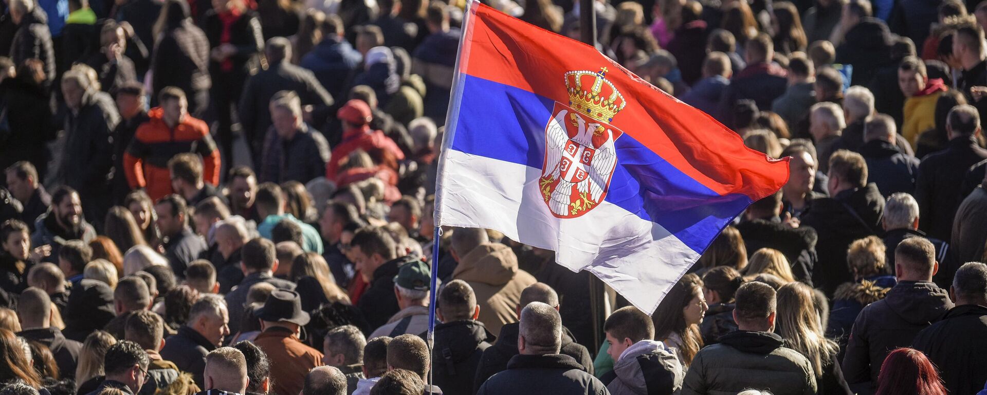 Sérvios kosovares seguram bandeira sérvia em uma ação em Strpce, em apoio a dois sérvios feridos no Kosovo, na véspera do Natal ortodoxo, 6 de janeiro de 2023 - Sputnik Brasil, 1920, 08.01.2023