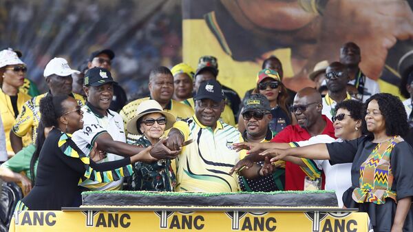 O presidente do Congresso Nacional Africano (ANC, na siglas em inglês), Cyril Ramaphosa, corta um bolo com apoiadores no estádio Dr Molemela, em Mangaung, África do Sul, 8 de janeiro de 2023 - Sputnik Brasil