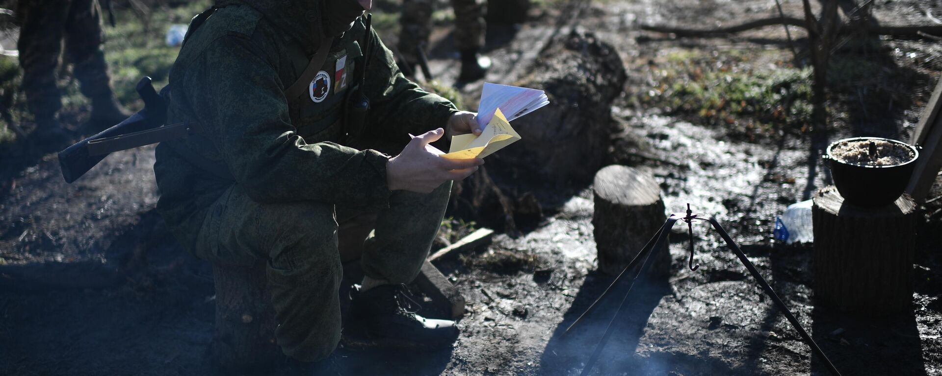 Militares das Forças Armadas da Rússia abre cartas de parabéns durante operações de combate na direção de Zaporozhie, foto publicada em 29 de dezembro de 2022 - Sputnik Brasil, 1920, 08.01.2023