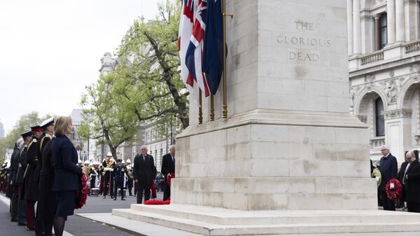 Militares britânicos e Liz Truss, secretária das Relações Exteriores do Reino Unido (mais à direita no canto esquerdo), durante cerimônia de celebração do Dia de Anzac, Londres, Reino Unido, 25 de abril de 2022 - Sputnik Brasil