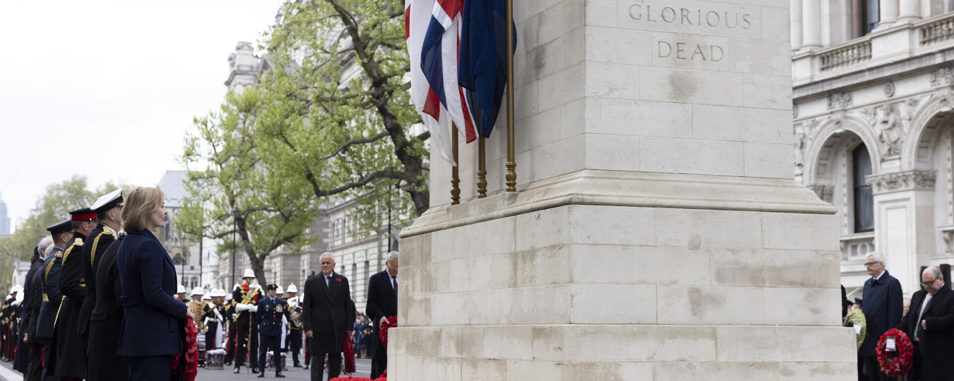 Militares britânicos e Liz Truss, secretária das Relações Exteriores do Reino Unido (mais à direita no canto esquerdo), durante cerimônia de celebração do Dia de Anzac, Londres, Reino Unido, 25 de abril de 2022 - Sputnik Brasil, 1920, 08.01.2023