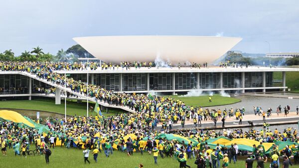 Apoiadores do ex-presidente Jair Bolsonaro (PL) invadem o Congresso Nacional em protesto contra a eleição de Luiz Inácio Lula da Silva (PT), empossado em 1º de janeiro de 2023. Brasília (DF), 8 de janeiro de 2023 - Sputnik Brasil