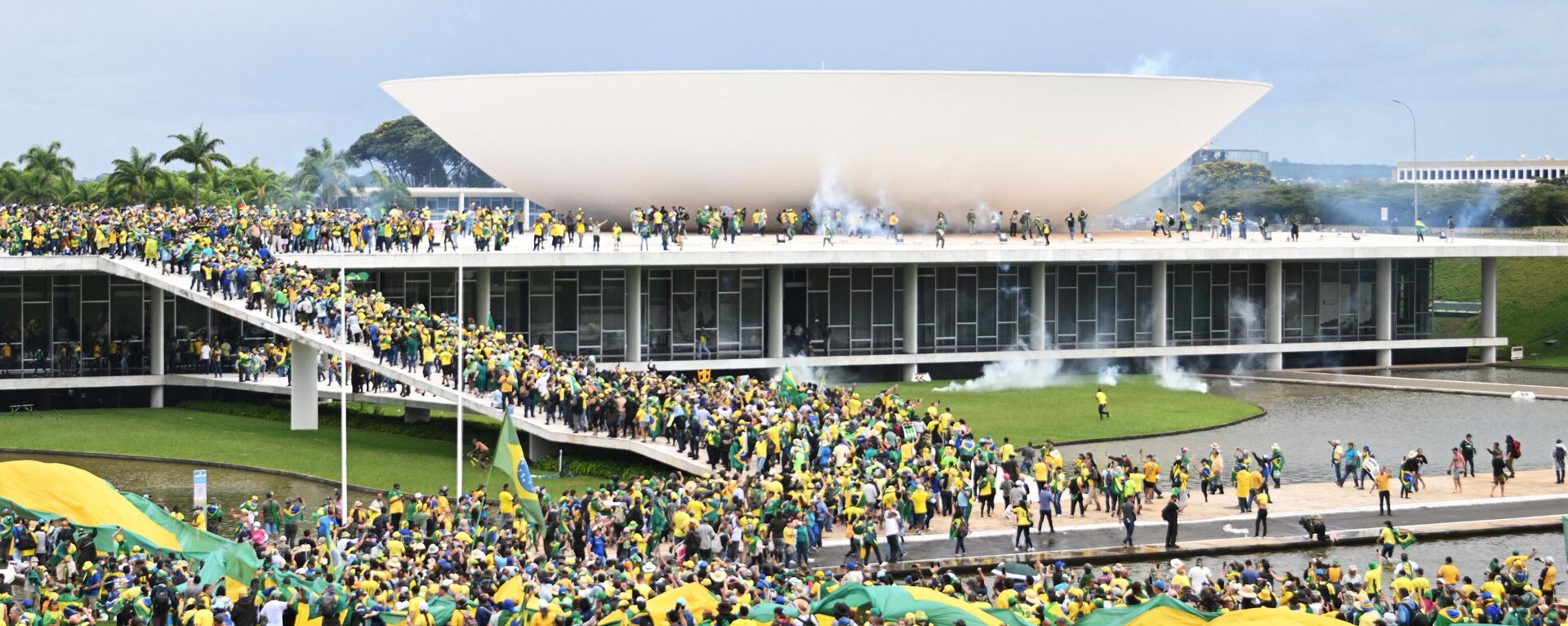Apoiadores do ex-presidente Jair Bolsonaro (PL) invadem o Congresso Nacional em protesto contra a eleição de Luiz Inácio Lula da Silva (PT), empossado em 1º de janeiro de 2023. Brasília (DF), 8 de janeiro de 2023 - Sputnik Brasil, 1920, 18.01.2023