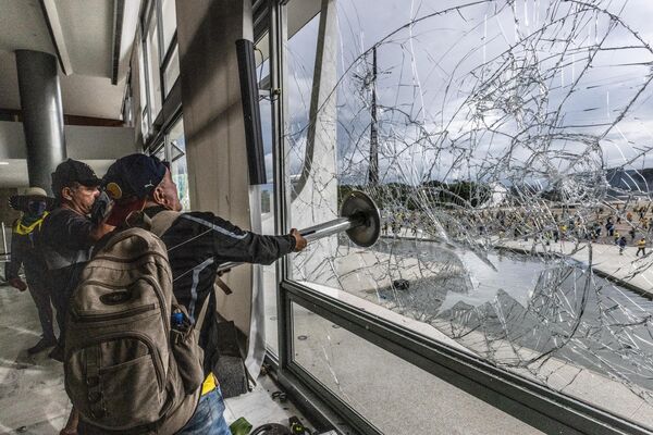 Homem quebra janela do Palácio do Planalto durante manifestação em Brasília (DF), em 8 de janeiro de 2023 - Sputnik Brasil