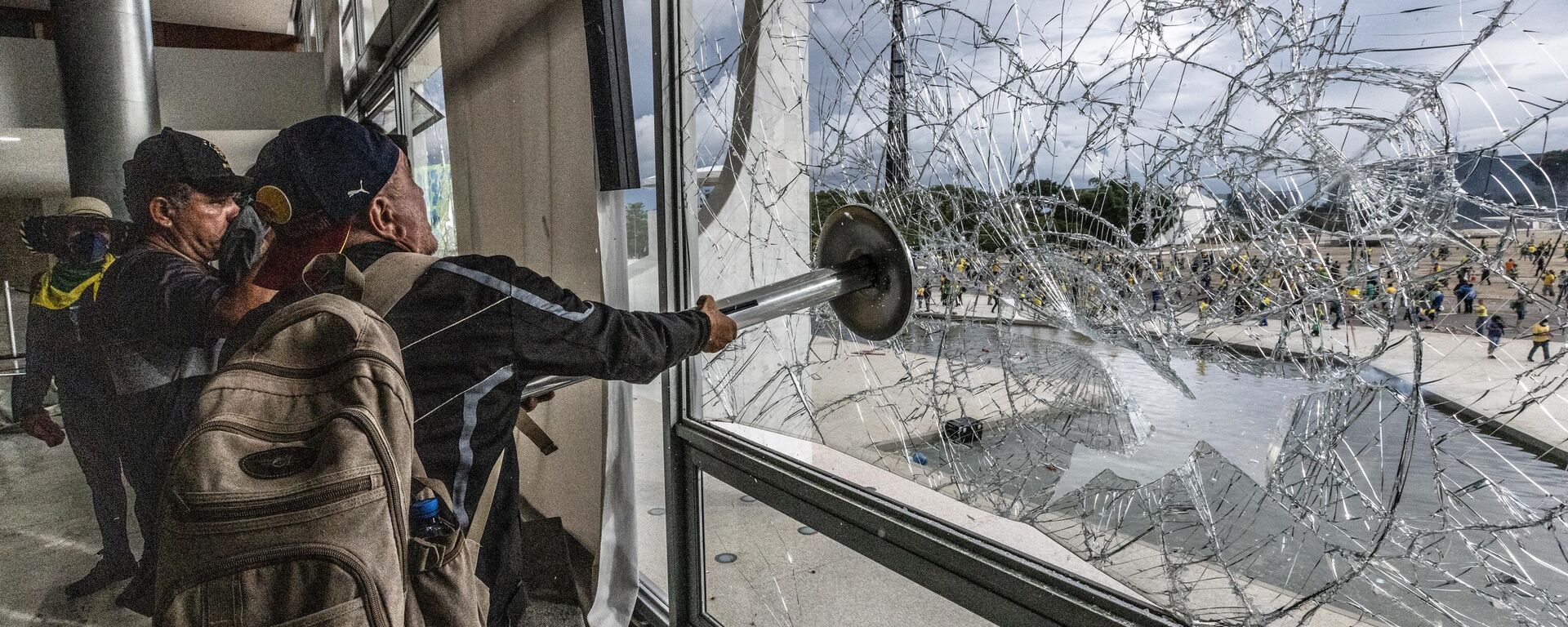 Homem quebra janela do Palácio do Planalto durante manifestação em Brasília (DF), em 8 de janeiro de 2023 - Sputnik Brasil, 1920, 08.01.2023