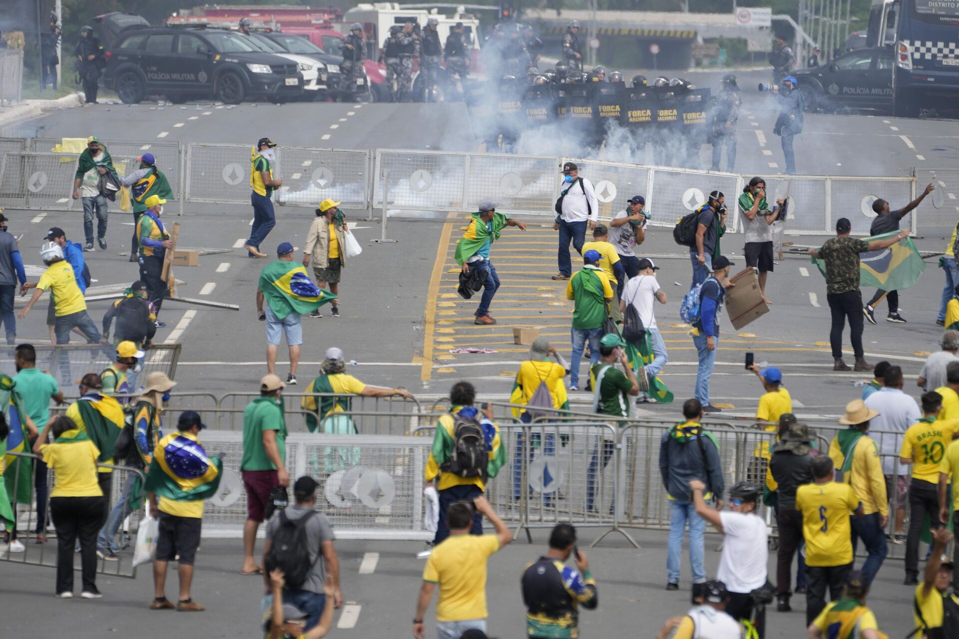 Manifestantes bolsonaristas entram em confronto com a polícia em meio à invasão de prédios públicos na capital brasileira. Brasília (DF), 8 de janeiro de 2023 - Sputnik Brasil, 1920, 09.01.2023