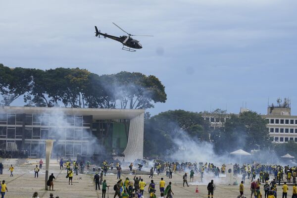 Manifestantes bolsonaristas entram em confronto com a polícia em meio à invasão de prédios públicos na capital brasileira. Brasília (DF), 8 de janeiro de 2023 - Sputnik Brasil