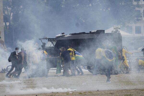 Manifestantes bolsonaristas entram em confronto com a polícia em meio à invasão de prédios públicos na capital brasileira. Brasília, Distrito Federal, 8 de janeiro de 2023 - Sputnik Brasil