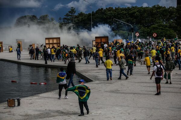 Manifestantes bolsonaristas entram em confronto com a polícia em meio à invasão da Praça dos Três Poderes e de prédios públicos na capital brasileira. Brasília (DF), 8 de janeiro de 2023 - Sputnik Brasil