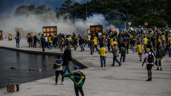 Manifestantes bolsonaristas entram em confronto com a polícia em meio à invasão da Praça dos Três Poderes e de prédios públicos na capital brasileira. Brasília (DF), 8 de janeiro de 2023 - Sputnik Brasil