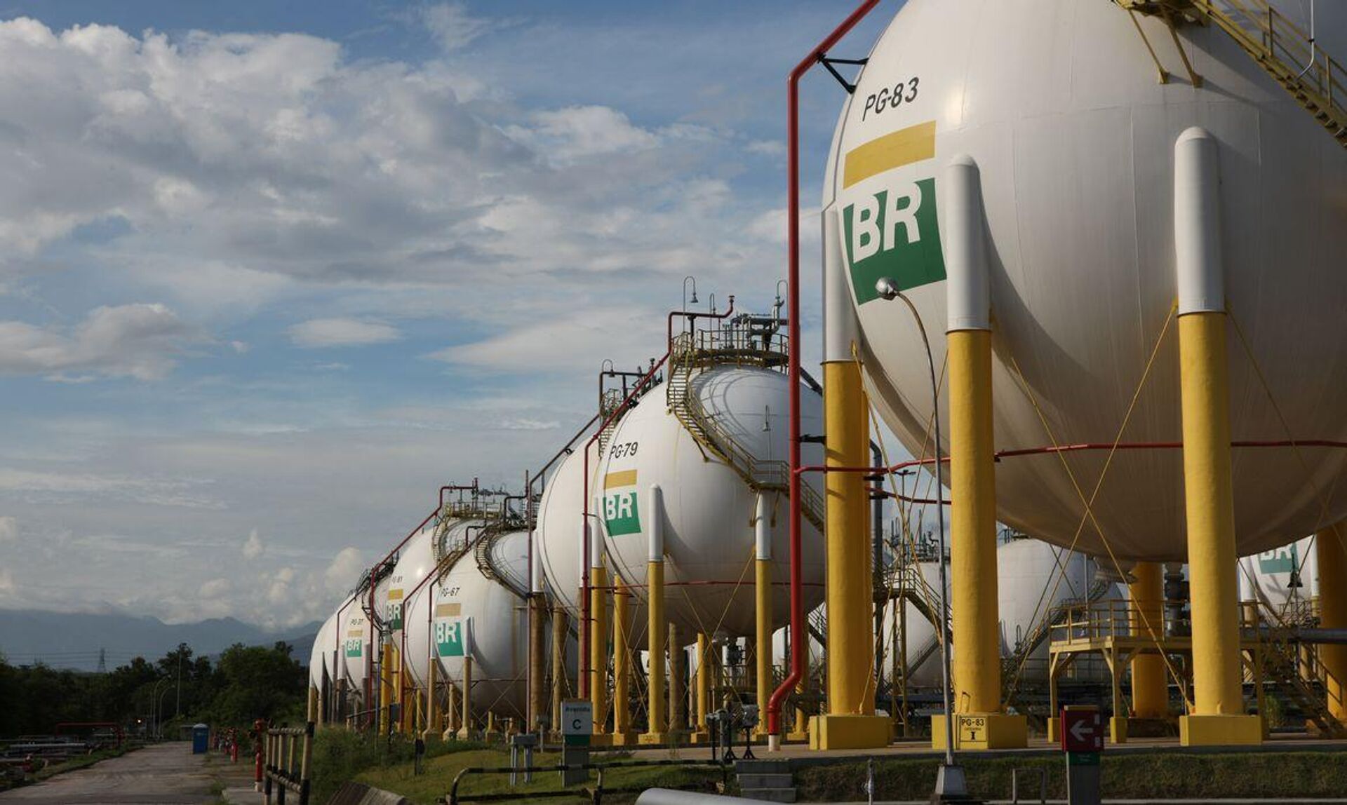 Esferas de armazenamento de gás liquefeito de petróleo (GLP) da Refinaria Duque de Caxias (Reduc), da Petrobras. Duque de Caxias (RJ), 20 de março de 2013 - Sputnik Brasil, 1920, 27.07.2023