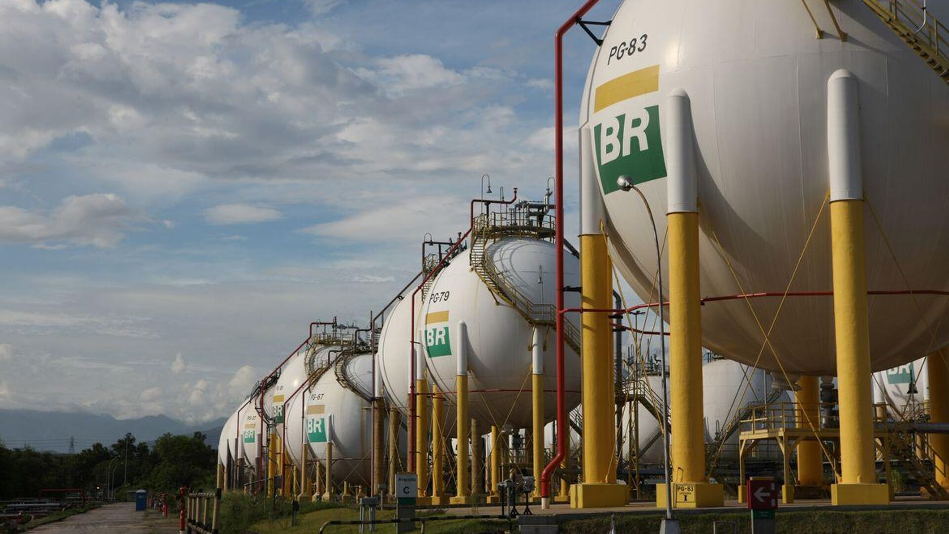 Esferas de armazenamento de gás liquefeito de petróleo (GLP) da Refinaria Duque de Caxias (Reduc), da Petrobras. Duque de Caxias (RJ), 20 de março de 2013 - Sputnik Brasil, 1920, 02.02.2024