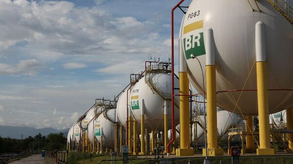 Esferas de armazenamento de gás liquefeito de petróleo (GLP) da Refinaria Duque de Caxias (Reduc), da Petrobras. Duque de Caxias (RJ), 20 de março de 2013 - Sputnik Brasil