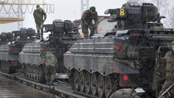 Soldados alemães se preparam para descarregar veículos militares Marder 1A4/3 na estação ferroviária de Sestokai, cerca de 175 km a oeste da capital da Lituânia, Vilnius, 24 de fevereiro de 2017 - Sputnik Brasil