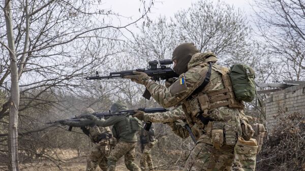 Soldados ucranianos da 103ª Brigada da Defesa Territorial das Forças Armadas em treinamento no oeste na Ucrânia, perto da cidade de Lvov, 29 de março de 2022 - Sputnik Brasil