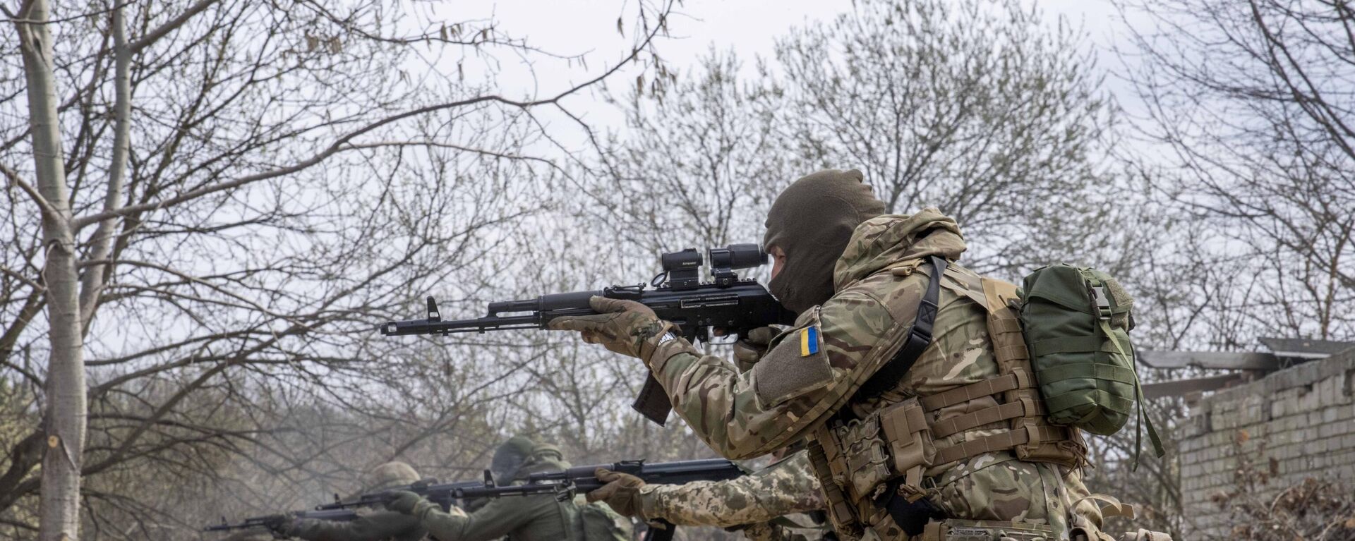 Soldados ucranianos da 103ª Brigada da Defesa Territorial das Forças Armadas em treinamento no oeste na Ucrânia, perto da cidade de Lvov, 29 de março de 2022 - Sputnik Brasil, 1920, 04.11.2023