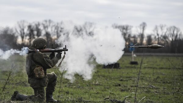 Militar russo em polígono na região de Zaporozhie - Sputnik Brasil