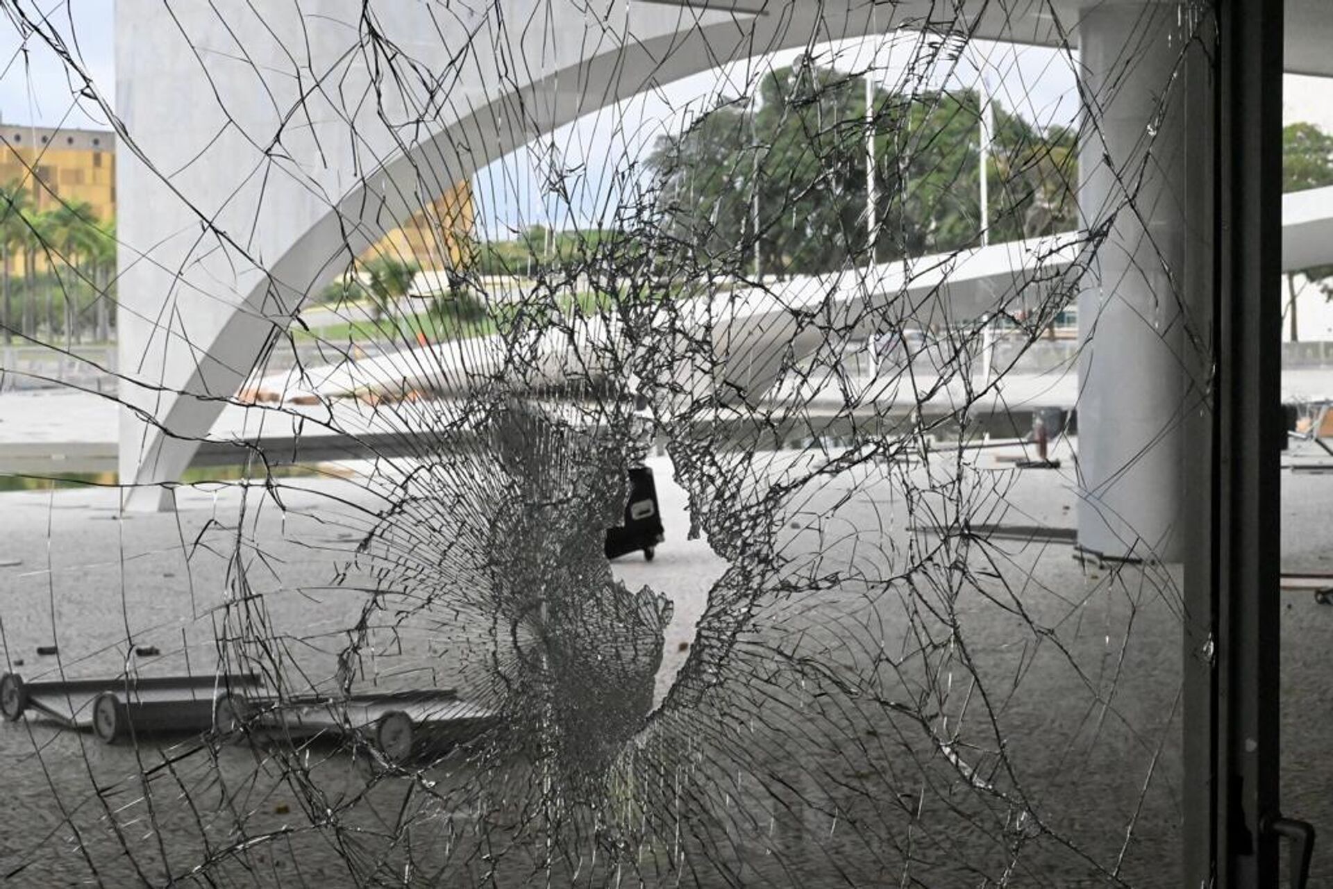 Vidro do Palácio do Planalto quebrado após a invasão à sede do Executivo promovida por bolsonaristas radicais. Brasília (DF), 8 de janeiro de 2023 - Sputnik Brasil, 1920, 11.01.2023